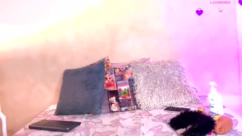 K L O E online show from 11/10/25, 07:35