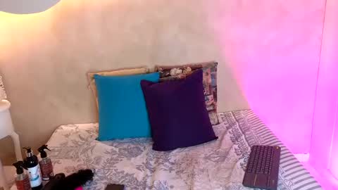 K L O E online show from 06/06/26, 01:49