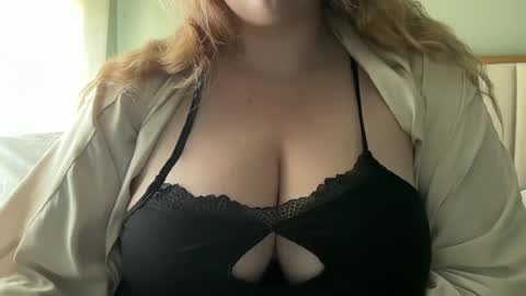Snapshot of knightmae22 chatting on 06/28/26, 02:12 Mae Knight online show from 06/28/26, 02:12