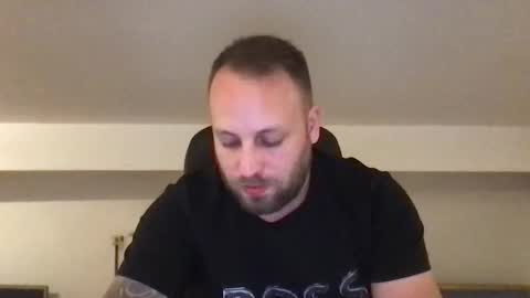 Snapshot of kobasic chatting on 10/19/25, 02:23 hugo online show from 10/19/25, 02:23