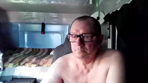 Snapshot of komputer123456789 chatting on 04/12/26, 06:29 Bogdan online show from 04/12/26, 06:29