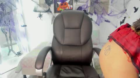 Snapshot of koraline_333 chatting on 10/31/25, 09:05 Koraline online show from 10/31/25, 09:05