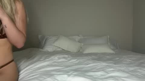 Snapshot of korinaluvv chatting on 04/11/26, 12:15 Korina online show from 04/11/26, 12:15