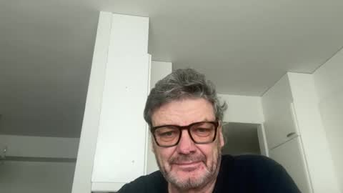 Snapshot of kovapoika chatting on 10/18/25, 12:28 kovapoika online show from 10/18/25, 12:28