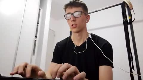 Snapshot of kpo10 chatting on 12/14/25, 03:39 Facu online show from 12/14/25, 03:39