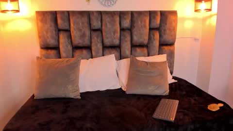 kris_kane1 online show from 12/04/25, 12:42