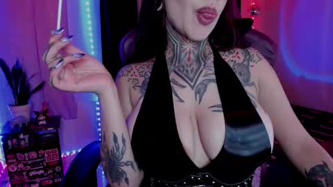 Snapshot of kristall_schwarz_ chatting on 09/25/25, 10:02 Kristall online show from 09/25/25, 10:02