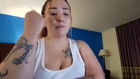 Snapshot of kristalndaddy chatting on 11/17/25, 06:03 KristalDaddy online show from 11/17/25, 06:03