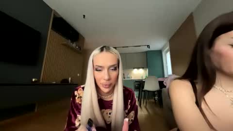 Kris the doll online show from 12/03/25, 01:09