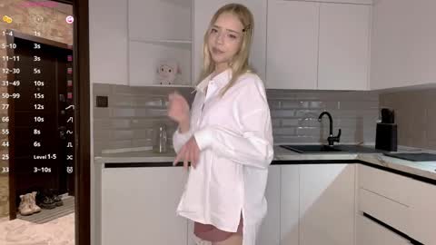 Snapshot of kristiancommes chatting on 03/28/26, 04:17 Alisa online show from 03/28/26, 04:17