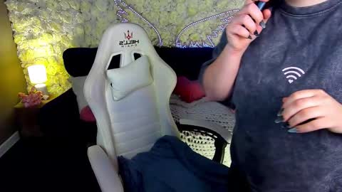 Snapshot of kristifoxy chatting on 03/16/26, 06:17 kristifoxy online show from 03/16/26, 06:17