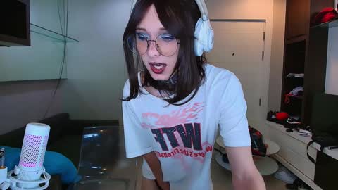 Snapshot of kristinaholland chatting on 02/01/25, 06:51 kristina online show from 02/01/25, 06:51