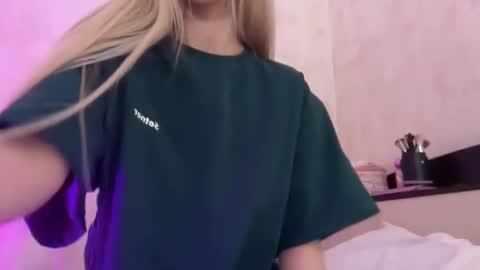 Snapshot of kristy_babe chatting on 03/08/26, 01:15 Kristy and Alice online show from 03/08/26, 01:15