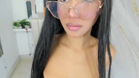 Snapshot of kristyl_paez chatting on 11/19/25, 05:24 Cristina online show from 11/19/25, 05:24