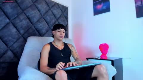 Snapshot of kroywave chatting on 07/22/26, 03:20 Kroy Wave Muscle Tattoos Latino online show from 07/22/26, 03:20