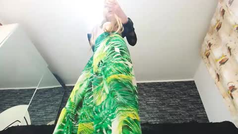 Snapshot of krystal_desire chatting on 12/07/24, 10:06 krystal desire online show from 12/07/24, 10:06