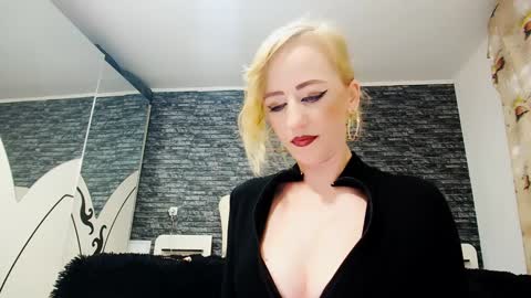 Snapshot of krystal_desire chatting on 12/27/24, 09:00 krystal desire online show from 12/27/24, 09:00