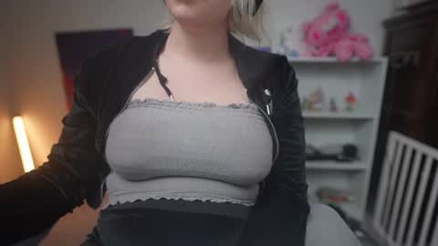 Snapshot of krystalsyxx chatting on 01/21/25, 04:32 Krystal Syx online show from 01/21/25, 04:32