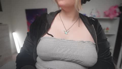 Snapshot of krystalsyxx chatting on 10/10/25, 01:26 Krystal Syx online show from 10/10/25, 01:26