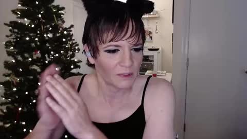 Snapshot of ktrichards77 chatting on 11/15/25, 05:27 Cait online show from 11/15/25, 05:27