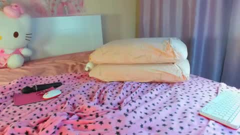 Snapshot of kuraii_ chatting on 11/15/25, 02:20 Anna online show from 11/15/25, 02:20