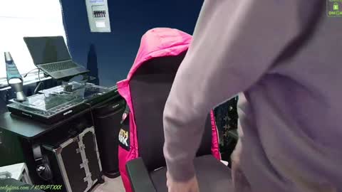 Snapshot of kuruptxxx chatting on 01/03/25, 05:42 kuruptxxx online show from 01/03/25, 05:42