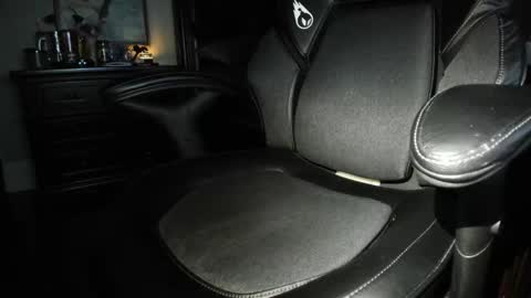 Snapshot of kwufbenk chatting on 12/16/25, 07:13 kwufbenk online show from 12/16/25, 07:13