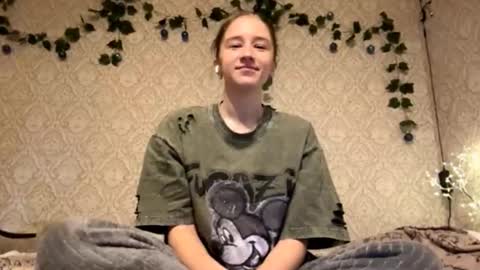 Snapshot of kylaflum chatting on 10/18/25, 01:23 Sophie online show from 10/18/25, 01:23