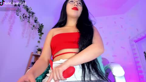 Snapshot of kylie_evans_18 chatting on 12/11/24, 07:42 Kylie online show from 12/11/24, 07:42