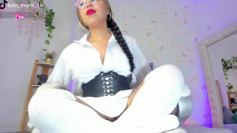 Snapshot of kylie_evans_18 chatting on 01/13/25, 03:56 Kylie online show from 01/13/25, 03:56