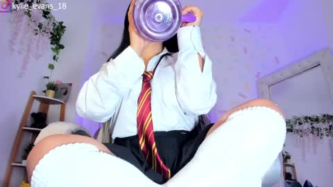 Snapshot of kylie_evans_18 chatting on 01/26/25, 04:20 Kylie online show from 01/26/25, 04:20