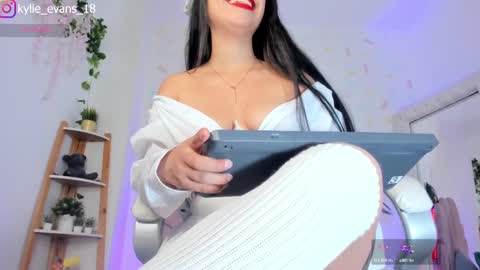 Snapshot of kylie_evans_18 chatting on 03/02/25, 04:07 Kylie online show from 03/02/25, 04:07