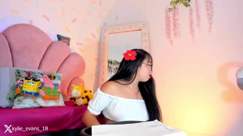 Snapshot of kylie_evans_18 chatting on 03/07/25, 08:34 Kylie online show from 03/07/25, 08:34