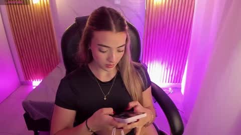 Snapshot of kylie_jones6 chatting on 04/14/26, 02:06 KYLIE online show from 04/14/26, 02:06