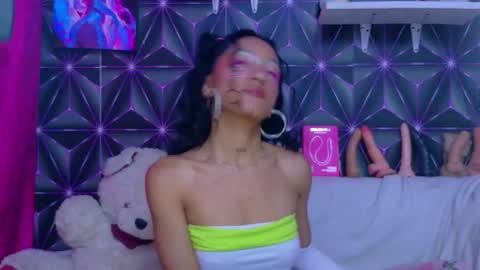 Snapshot of kylie_moan chatting on 10/29/25, 05:42  KYLIE online show from 10/29/25, 05:42