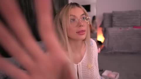 Snapshot of kyliejoyce chatting on 11/09/25, 08:18 Kylie online show from 11/09/25, 08:18