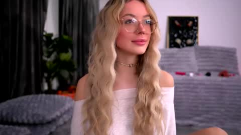 Snapshot of kyliejoyce chatting on 11/27/25, 10:45 Kylie online show from 11/27/25, 10:45