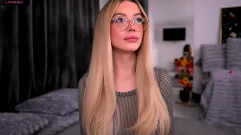 Snapshot of kyliejoyce chatting on 12/03/25, 09:57 Kylie online show from 12/03/25, 09:57