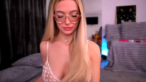 Snapshot of kyliejoyce chatting on 12/04/25, 11:13 Kylie online show from 12/04/25, 11:13