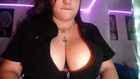 Snapshot of kylievoosx18 chatting on 07/12/26, 01:57 kylievoosx online show from 07/12/26, 01:57