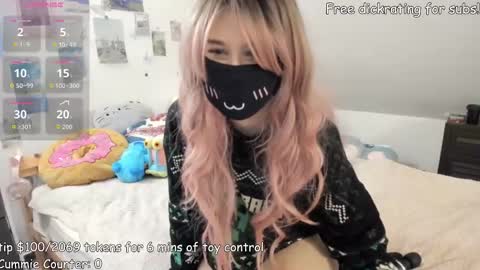 Snapshot of kyrawildofficial chatting on 10/23/25, 04:45 Kyra Wild online show from 10/23/25, 04:45