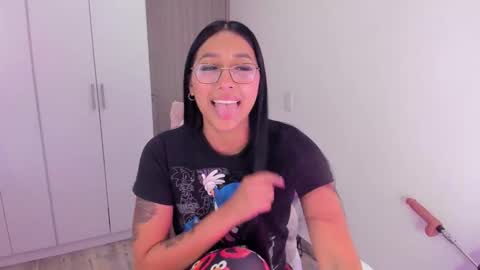 Snapshot of kyy_isa chatting on 02/17/26, 10:45 IG online show from 02/17/26, 10:45