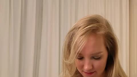 Snapshot of l1n4luv chatting on 10/12/25, 09:14 lina online show from 10/12/25, 09:14