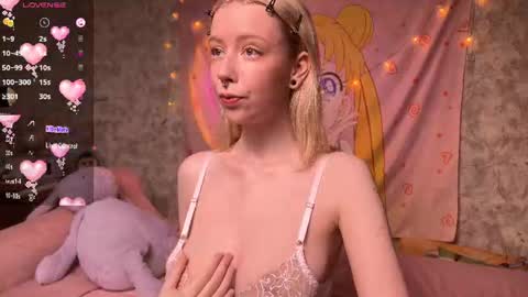 Snapshot of l1ttlekiki chatting on 06/20/26, 05:38 Sara online show from 06/20/26, 05:38