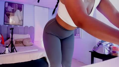 Snapshot of laady_brownn chatting on 02/24/25, 11:32 Cris  online show from 02/24/25, 11:32