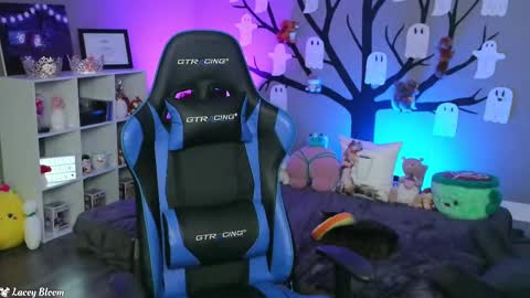 Lacey Bloom online show from 11/04/25, 02:21