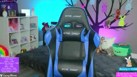 Snapshot of laceybloom chatting on 04/16/26, 01:28 Lacey Bloom online show from 04/16/26, 01:28