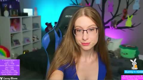 Snapshot of laceybloom chatting on 04/17/26, 01:30 Lacey Bloom online show from 04/17/26, 01:30