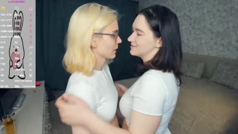 Violet and Isabel online show from 05/13/26, 07:11