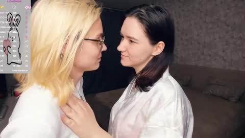 Violet and Isabel online show from 05/18/26, 07:20